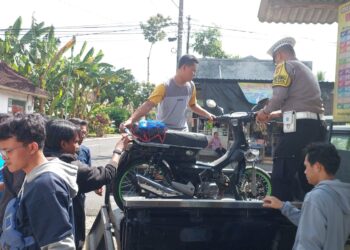 Honda Beat Adu Banteng dengan Astrea di Jalan Simpang Empat Karangdoro