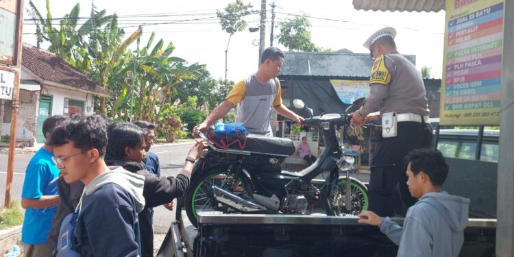 Honda Beat Adu Banteng dengan Astrea di Jalan Simpang Empat Karangdoro