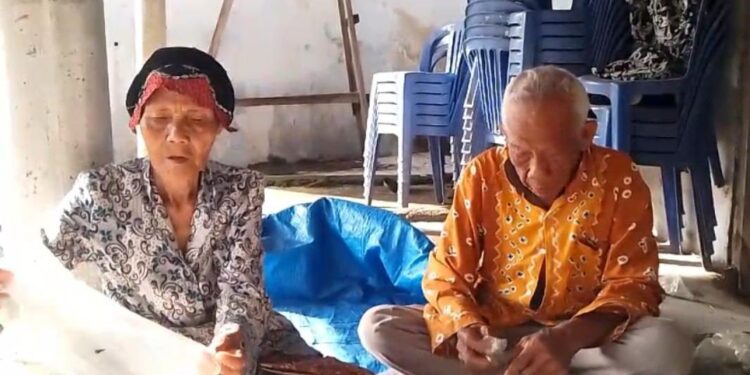 Pasangan Lansia Asal Desa Tamanagung Akhirnya Naik Haji Hasil Menabung Selama Bertahun-tahun