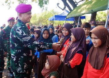Keramahan Danpasmar 2 Bersama Anak-anak Labuhan Merak