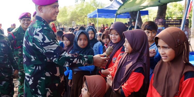 Keramahan Danpasmar 2 Bersama Anak-anak Labuhan Merak