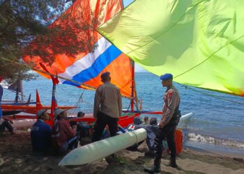 Puluhan Perahu Layar Adu Ketangkasan Taklukkan Arus Selat Bali