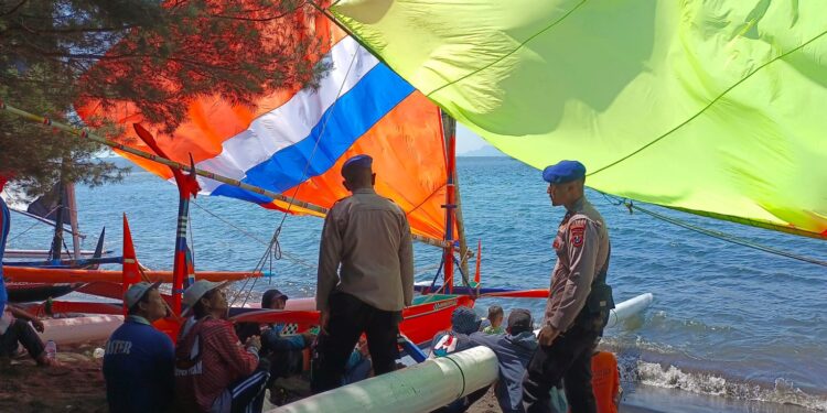 Puluhan Perahu Layar Adu Ketangkasan Taklukkan Arus Selat Bali