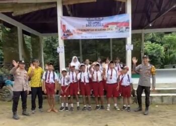 Bhabinkamtibmas Sarongan Kawal 12 Siswa SD di Wilayah Terpencil Banyuwangi Untuk Dapat Ikuti Ujian TKA