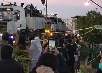Memicu Kekhawatiran Warga, Truk Trailer Muatan Trafo Raksasa Lintasi Jembatan Secang Kalipuro