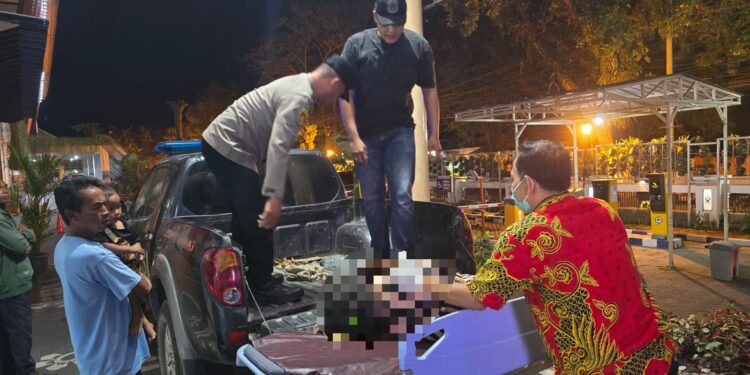 Tanggapi Laporan Masyarakat Melalui DM Instagram, Polsek Srono Evakuasi ODGJ Sakit di Pondok Area Persawahan