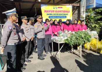 Polresta Banyuwangi Bagi-bagi Sayur Gratis ke Warga Genteng