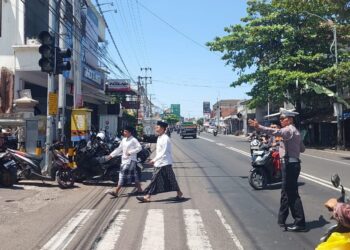 Ciptakan Rasa Aman, Polsek Genteng Jaga Pelaksanaan Sholat Jumat