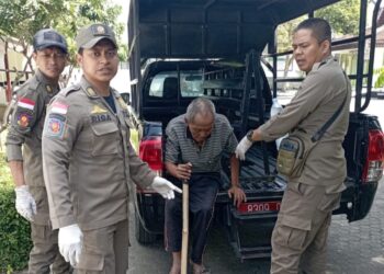 Meresahkan Sopir Angkot, ODGJ Lansia Ditertibkan Satpol PP di Terminal Karangente