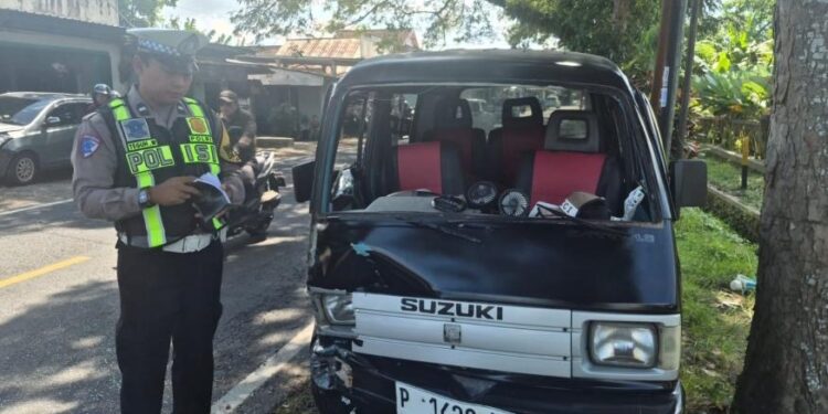 Kecelakaan Beruntun Libatkan Tiga Kendaraan di Jalan Raya Benculuk, Suzuki Carry Ringsek