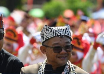 Mendikdasmen Abdul Mu’ti Hadir dalam Upacara Peringatan Hardiknas 2026 di Banyuwangi, Disuguhi Atraksi Kuntulan Ewon