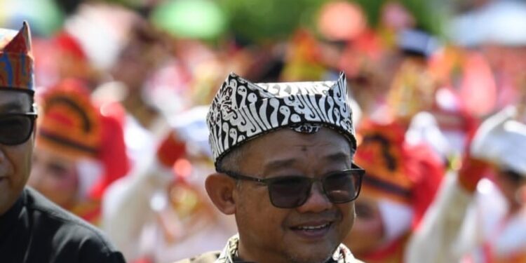 Mendikdasmen Abdul Mu’ti Hadir dalam Upacara Peringatan Hardiknas 2026 di Banyuwangi, Disuguhi Atraksi Kuntulan Ewon