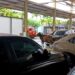 Sapi Kurban Kabur dan Masuk ke Dalam Showroom, Petugas Damkarmat Banyuwangi Lakukan Evakuasi