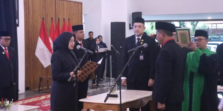Bupati Banyuwangi Ipuk Fiestiandani Lantik Suyanto Waspo Tondo Wicaksono Sebagai Sekda Banyuwangi Definitif