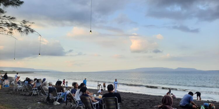 Nikmati Sore Hari dengan Pemandangan Selat Bali, Pantai Pulau Santen Banyuwangi Jadi Tempat Favorit Pengunjung