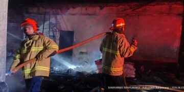 Diduga Korsleting Listrik, Dua Rumah di Wongsorejo Banyuwangi Hangus Terbakar