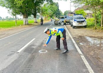 Pengendara Yamaha Vega R Meninggal Dunia Usai Tabrak sepeda gayung di Srono
