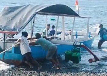 Tenggelam Saat Melaut di Selat Bali, Satu Unit Perahu Nelayan Dievakuasi Pengelola Wisata GWD