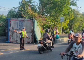Truk boks Muatan Air Mineral Alami Kecelakaan Tunggal di jalan raya brawijaya