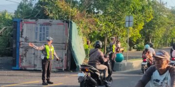 Truk boks Muatan Air Mineral Alami Kecelakaan Tunggal di jalan raya brawijaya