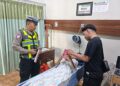 Gagal Hindari Pesepeda Menyeberang, Pemotor Honda Beat Tabrakan di Depan Hotel Ketapang Indah Banyuwangi